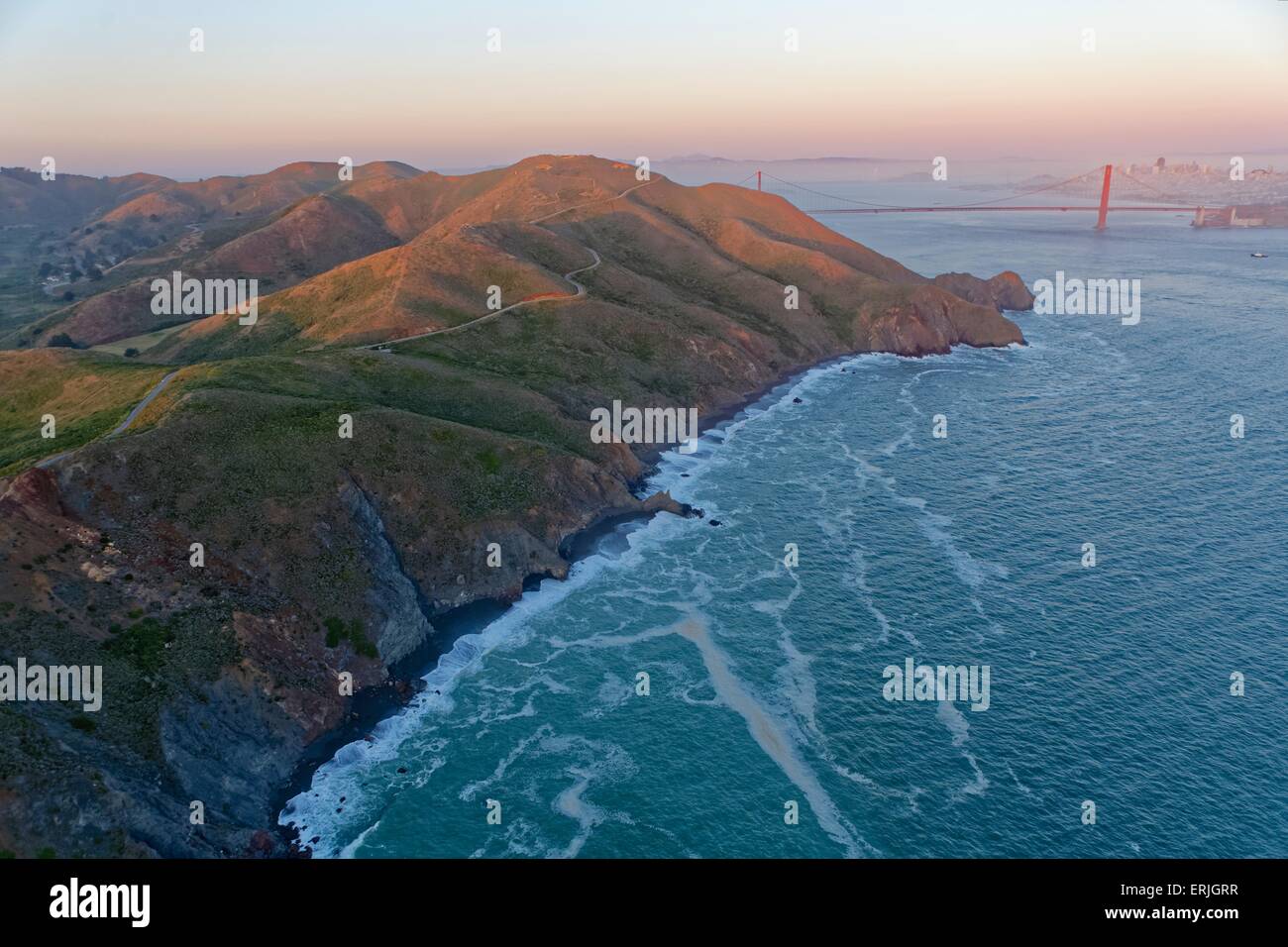 Vista aérea a través de Marin y el Puente Golden Gate en San Francisco al atardecer Foto de stock