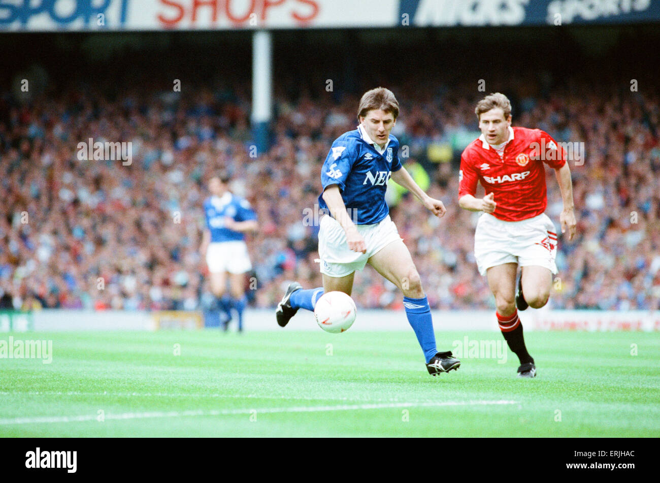 Everton 0-2 Manchester United, partido de liga en Goodison Park, el sábado 12 de septiembre de 1992. Peter Beardsley & Andrei Kanchelskis Foto de stock