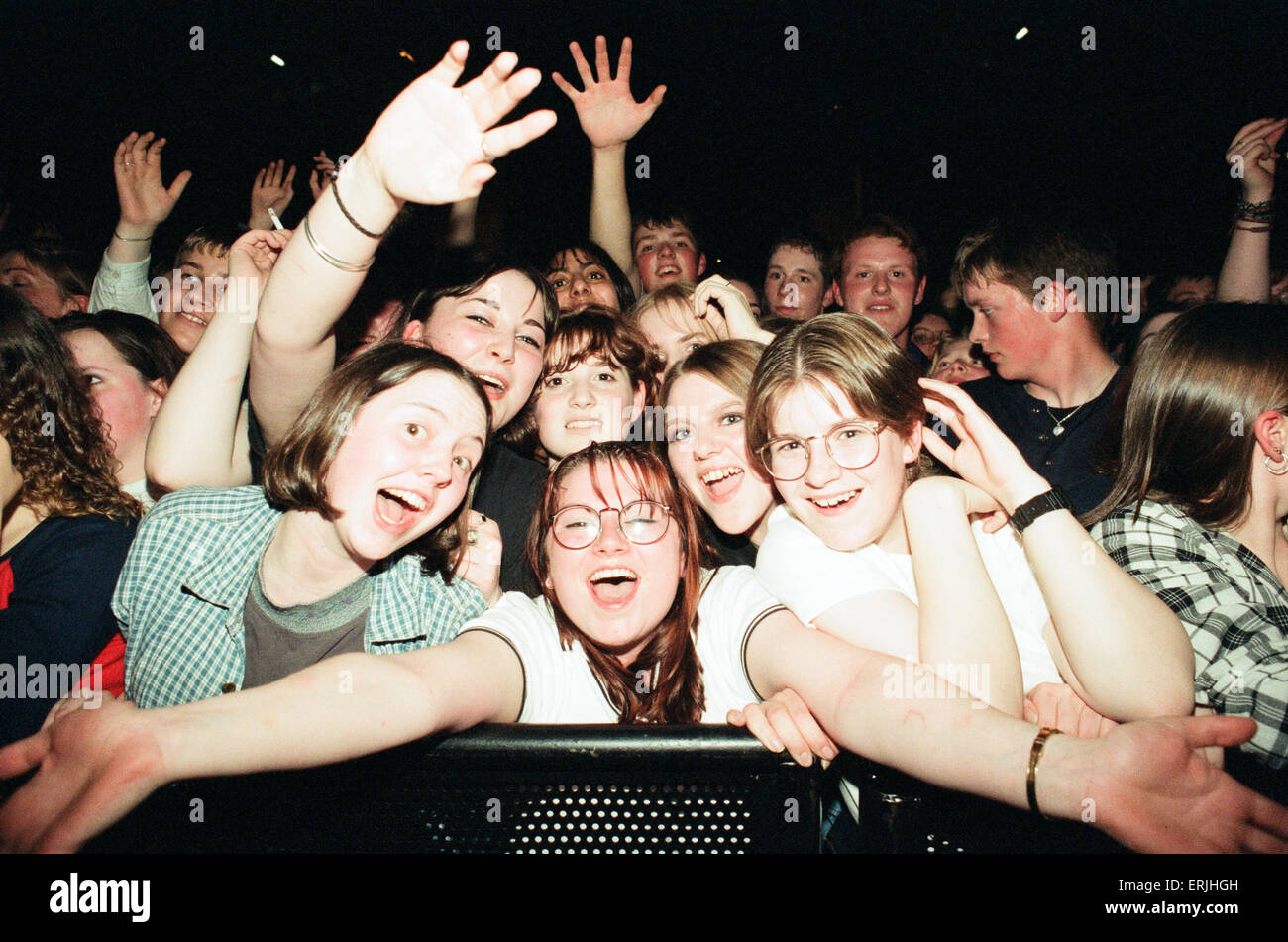 Jugar al centro de Clickimin pulpa, Shetland, 13 de agosto de 1996. Seguidores y partidarios. Foto de stock
