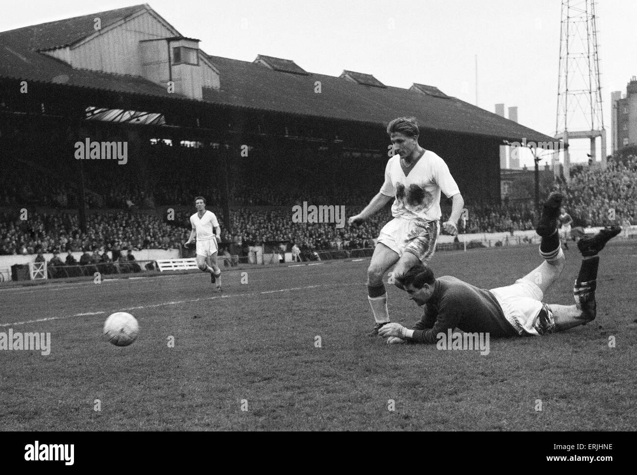 División de la Liga inglesa un partido en Stamford Bridge. Chelsea 3 v Everton 1. Dave Hickson de Everton desafiado por el Chelsea el portero. El 18 de abril de 1959. Foto de stock