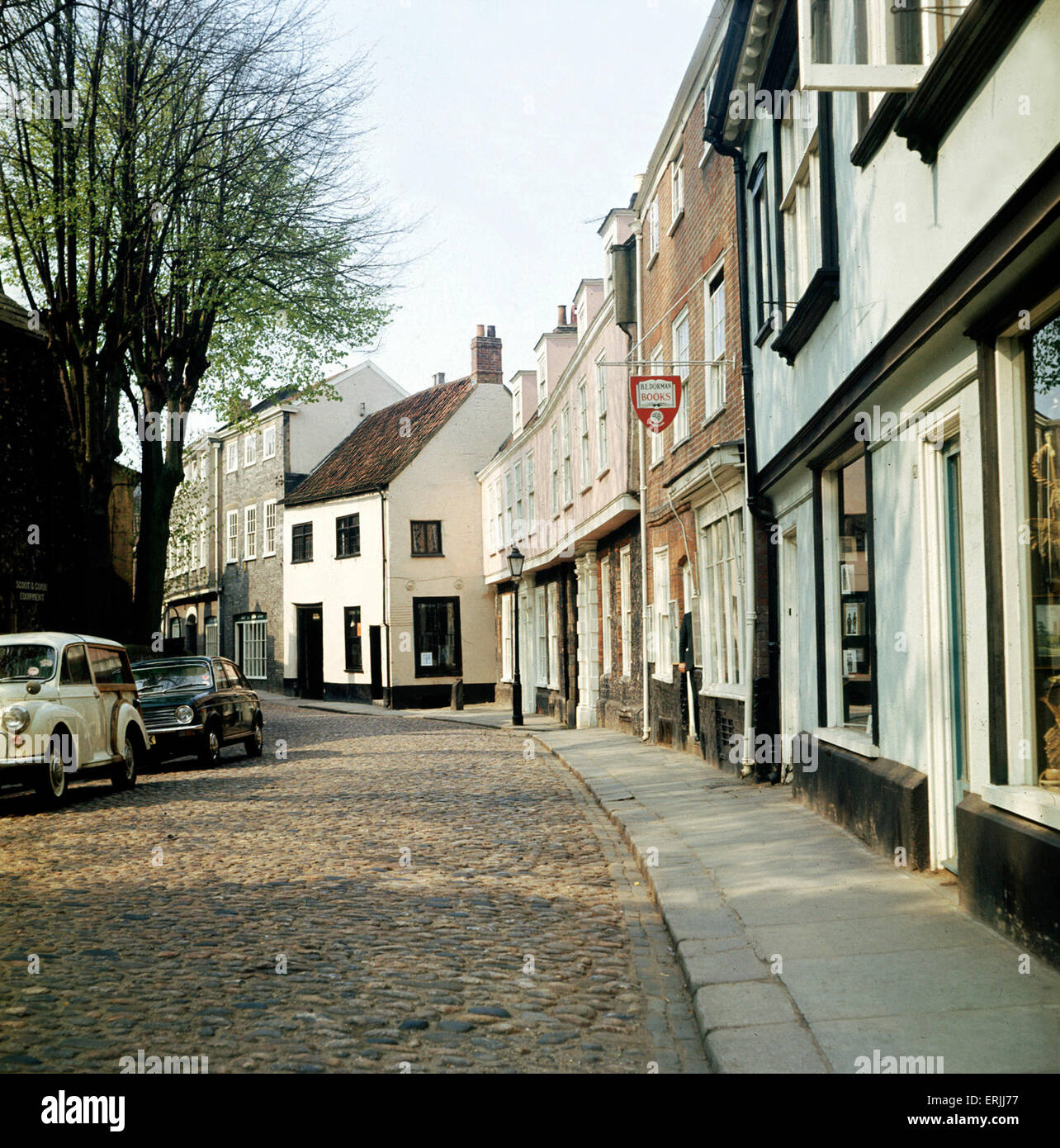 East Anglia en Norwich England opiniones generales - Escena en la calle Elm Hill Street de guijarros. Circa 1972 Foto de stock