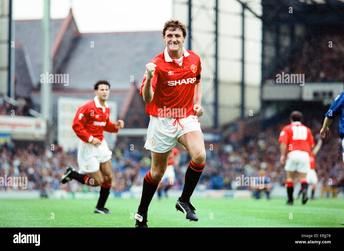 Everton 0-2 Manchester United, partido de liga en Goodison Park, el sábado 12 de septiembre de 1992. Steve Bruce celebra tras marcar gol. Foto de stock