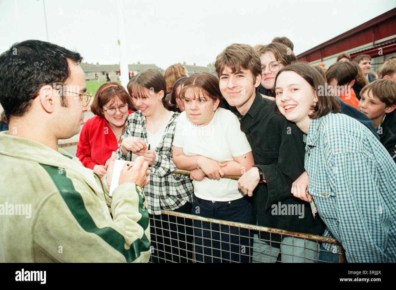 Jugar al centro de Clickimin pulpa, Shetland, 13 de agosto de 1996. Seguidores y partidarios. Foto de stock