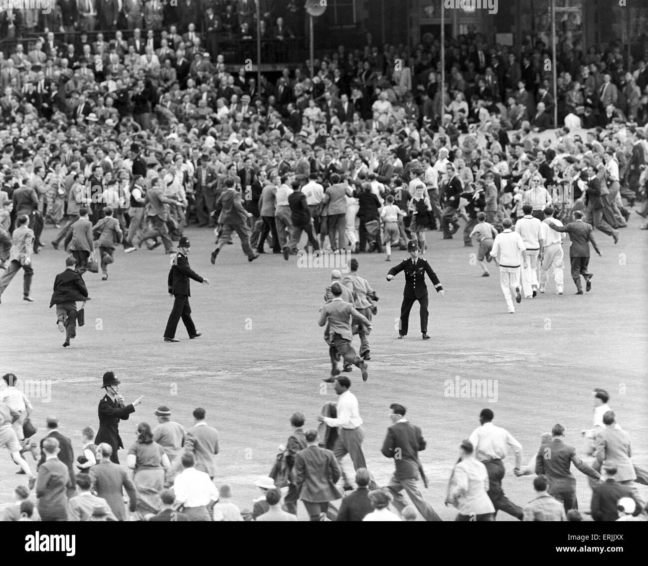 England v Australia quinta prueba coinciden en el Oval de la Ceniza. Las multitudes rush en el tono al final, que celebran de Inglaterra gana 1-0 en la serie. 19 de agosto de 1953. Foto de stock