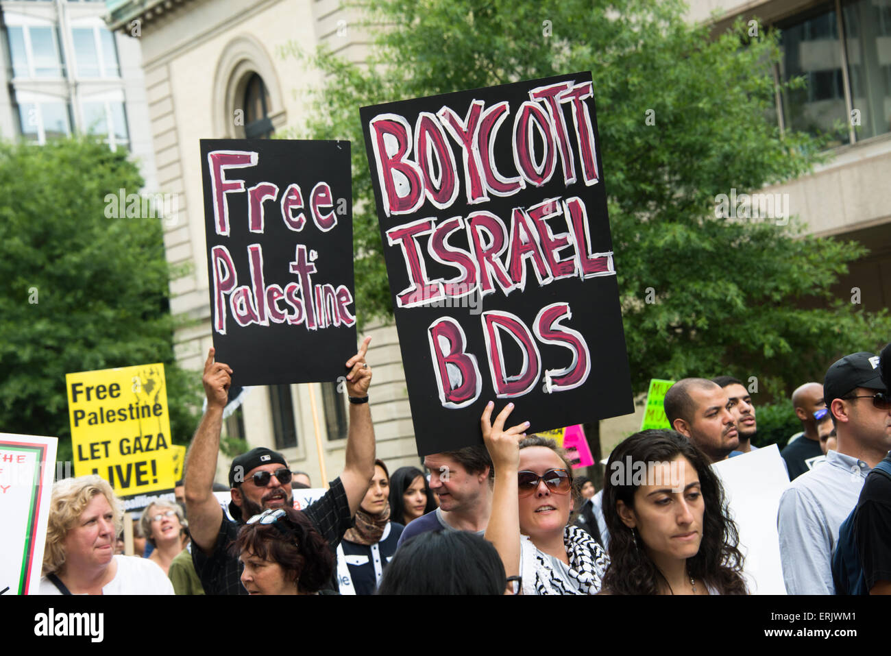 Los manifestantes sostener letreros diciendo "Palestina Libre" y "Boicot Israel BDS' durante una protesta contra la ofensiva en Gaza en 2014. Foto de stock