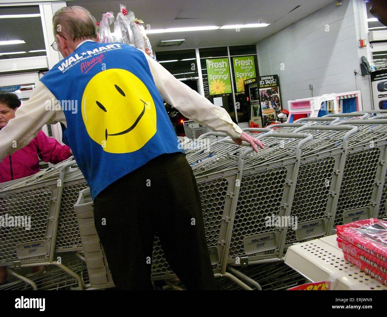 Junio 3, 2015 - (Foto de archivo) - Wal-Mart Stores Inc. anunció que estaba  relajando su código de vestimenta y elevando la temperatura en sus  almacenes como parte de un esfuerzo para