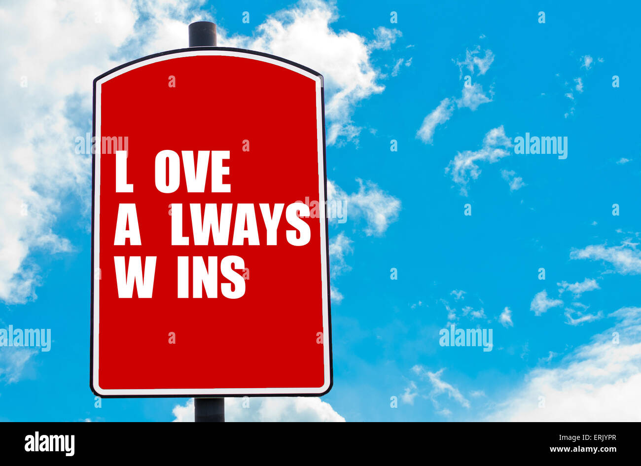 El amor siempre gana la cita escrita motivacional sobre rojo señal de carretera aislado sobre fondo de cielo azul claro. Foto de stock