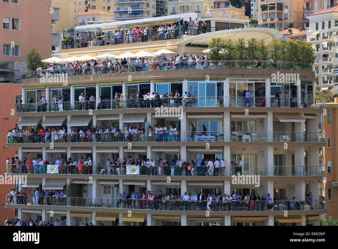 Los espectadores en los balcones de un edificio alto en el Gran Premio de Fórmula 1 de Mónaco, el Principado de Mónaco 2015 Foto de stock