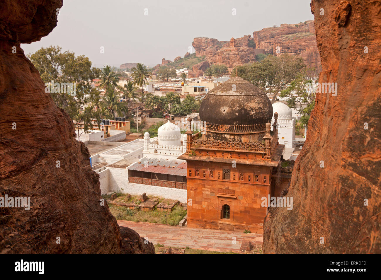 Mezquita en la cueva templos hindúes, Badami, Karnataka, India Foto de stock