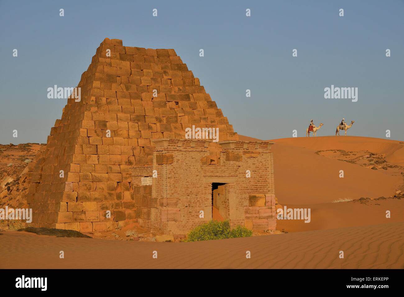 Pirámide del cementerio del sur de Meroe, los Faraones Negros, Nubia, Nahr el-Nil, Sudán Foto de stock