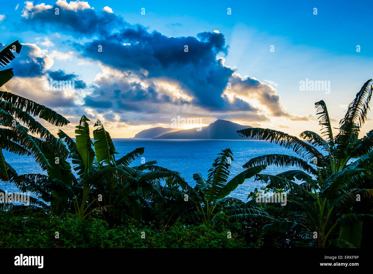 Atardecer en la isla Ofu, Islas Manua, Samoa Americana Foto de stock