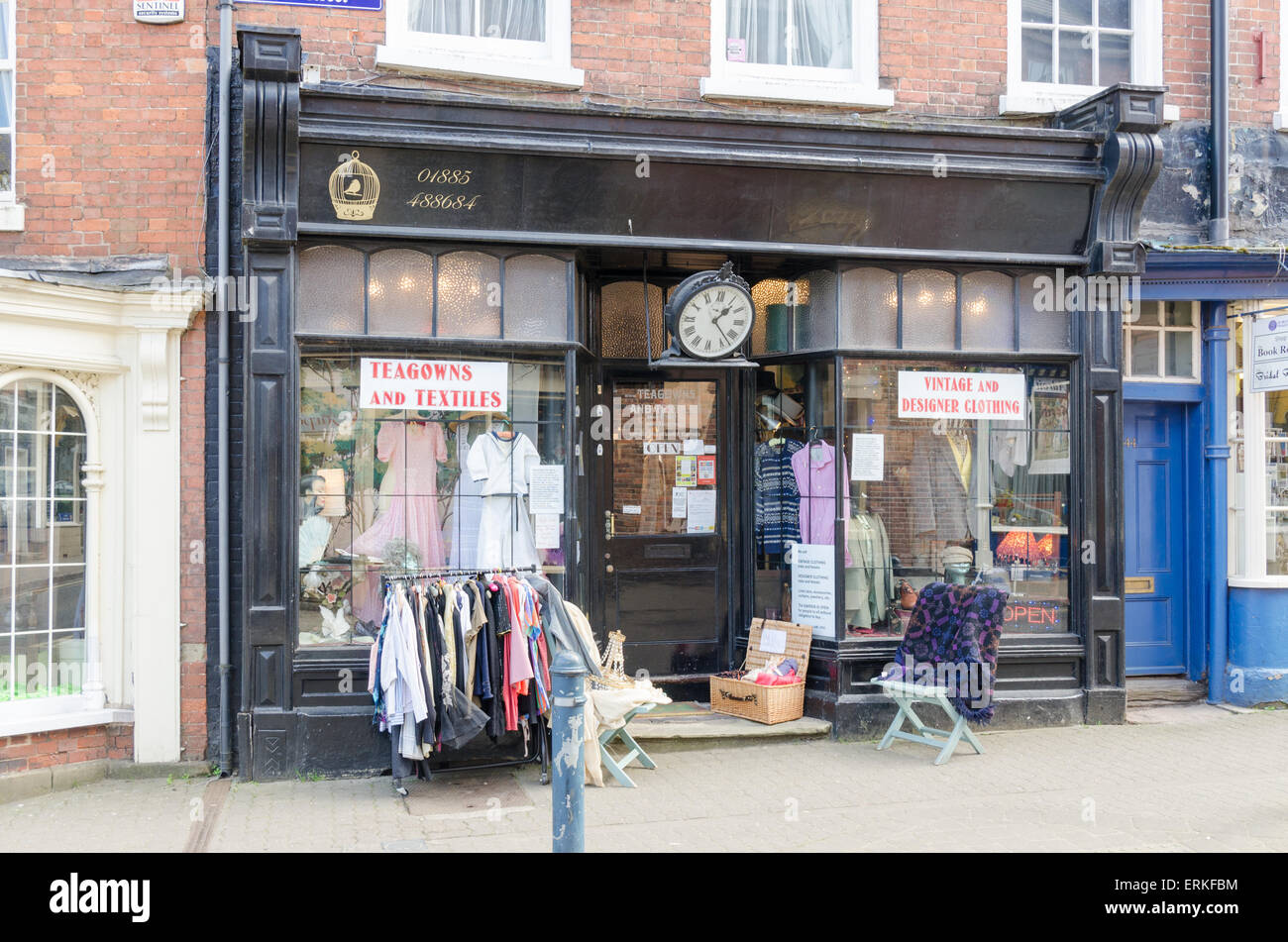 "Textil" y Teagowns vintage y tienda de ropa de diseñador en Bromyard, Worcestershire Foto de stock