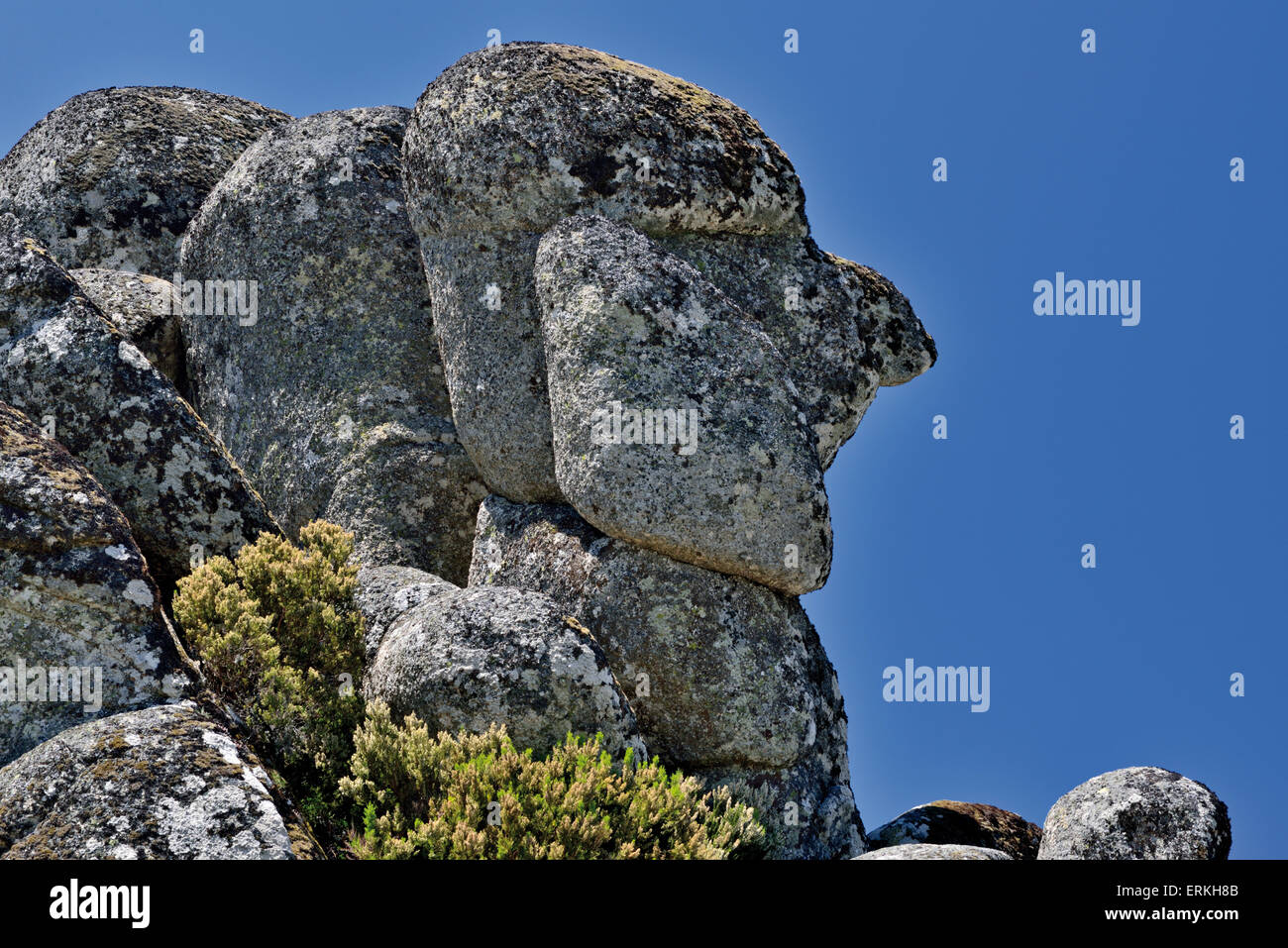 Portugal: "formación de piedras graníticas Cabeça do Velho" ((Jefe del viejo hombre) en la región de la montaña Serra da Estrela Foto de stock