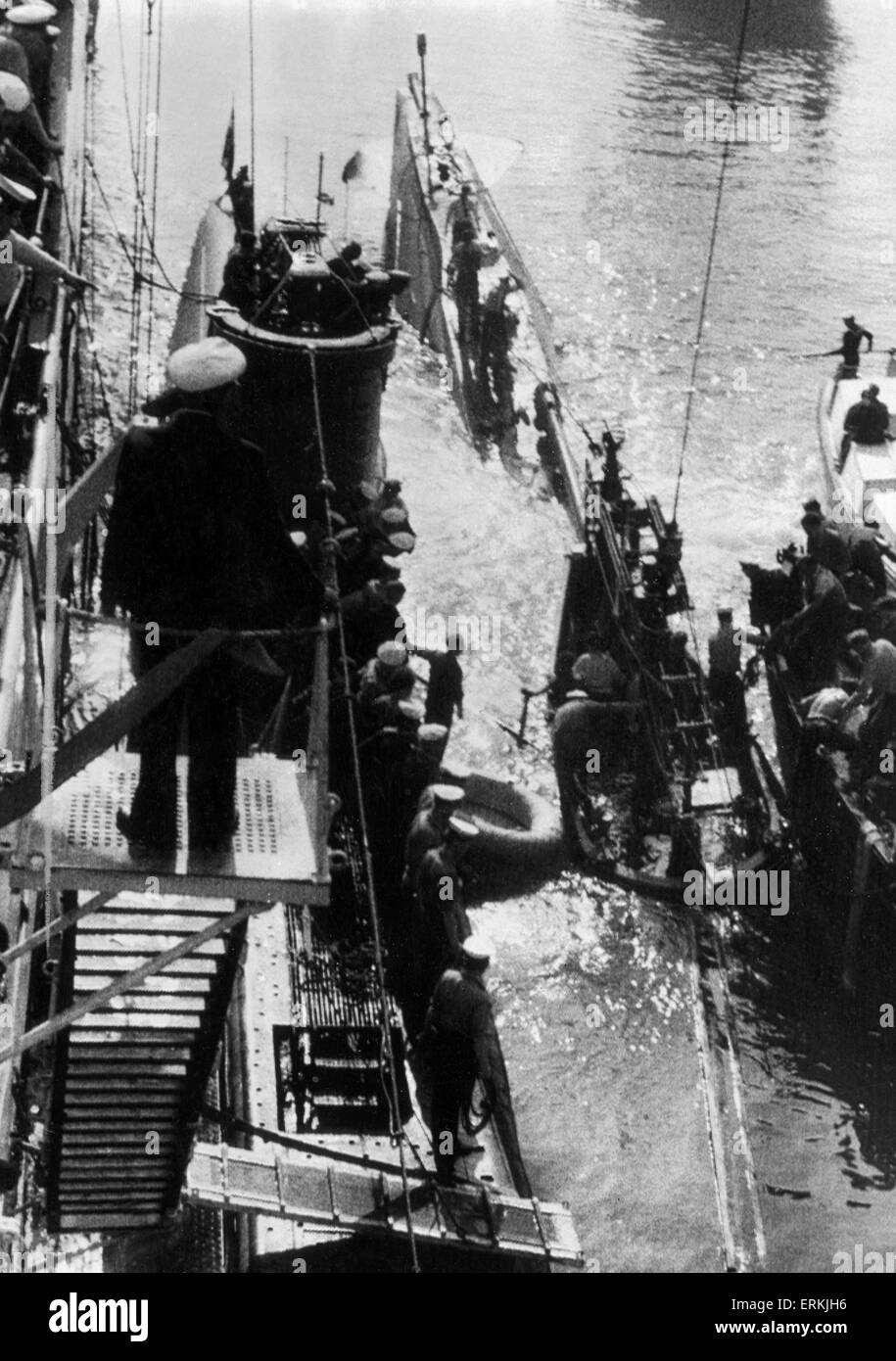 Hundimiento del submarino HMS Sidon en Portland, en Dorset. Imagen tomada desde la 'Maidstone' mostrando los buceadores de lanzamientos, boya marcador y burbujas del mar donde los buzos están trabajando en el Sunken sub. Una explosión provocada por un torpedo defectuoso se hundió con la pérdida de 13 vidas. El 16 de junio de 1955. Foto de stock