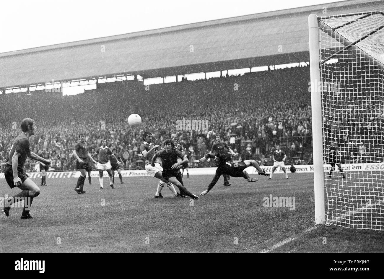 División de la Liga inglesa una coincidencia en St Andrews. Birmingham City 5 v Derby County 1. Acción Goalmouth. El 2 de octubre de 1976. Foto de stock
