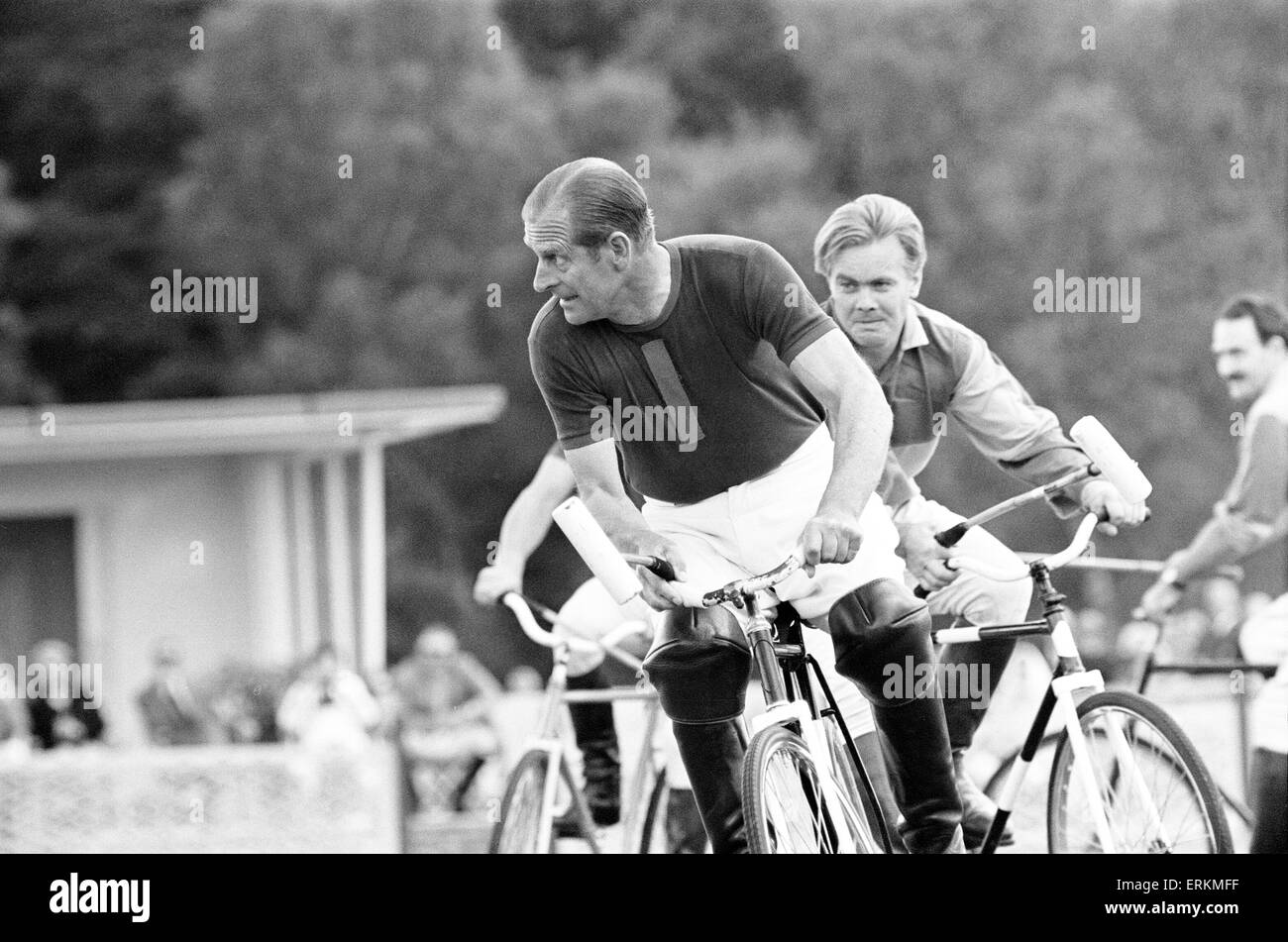 El Príncipe Philip jugando polo en bicicleta en Windsor, 6 de agosto de 1967. Foto de stock