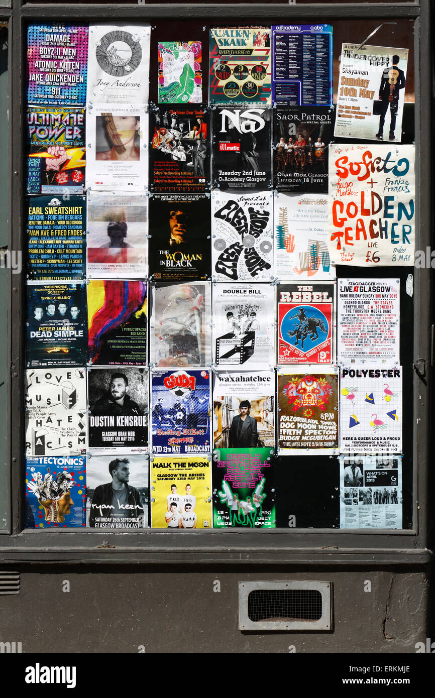 Conciertos de música carteles de publicidad en una ventana Foto de stock