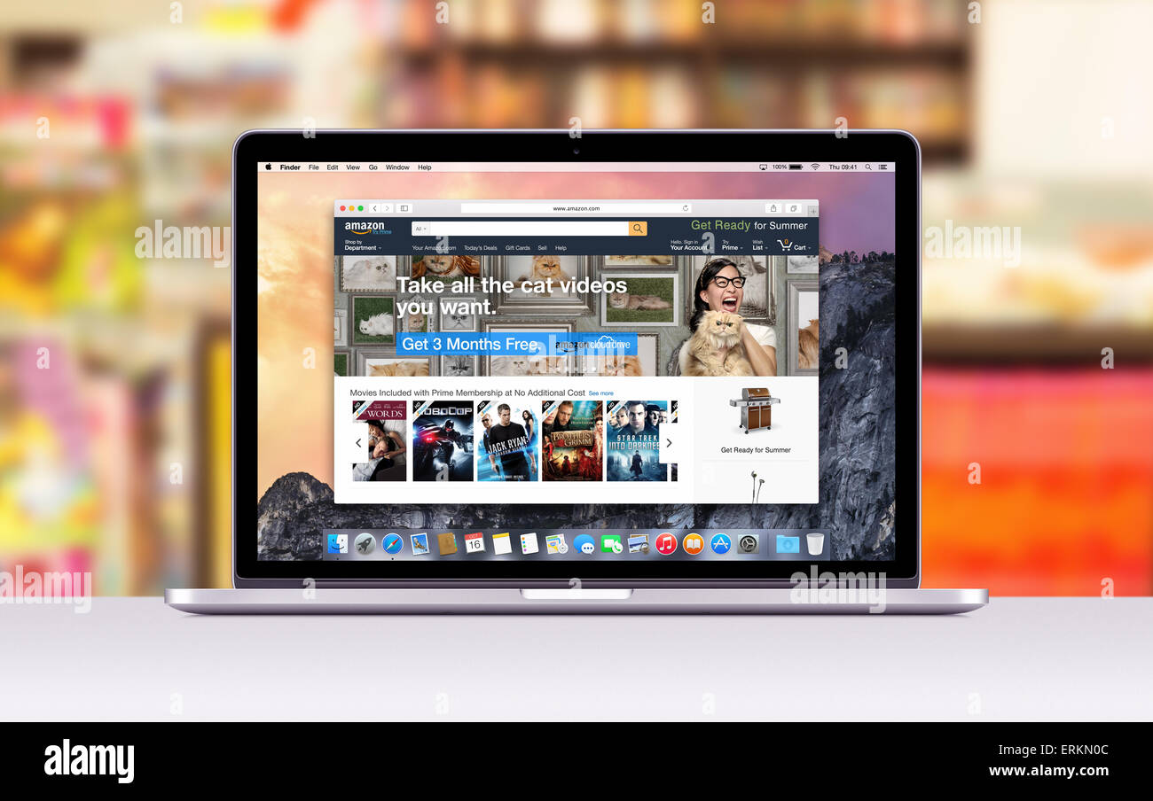 Página web de Amazon en el navegador Safari de Apple MacBook Pro de 15 pulgadas pantalla de retina. Centro comercial borrosa en el fondo. Var Foto de stock