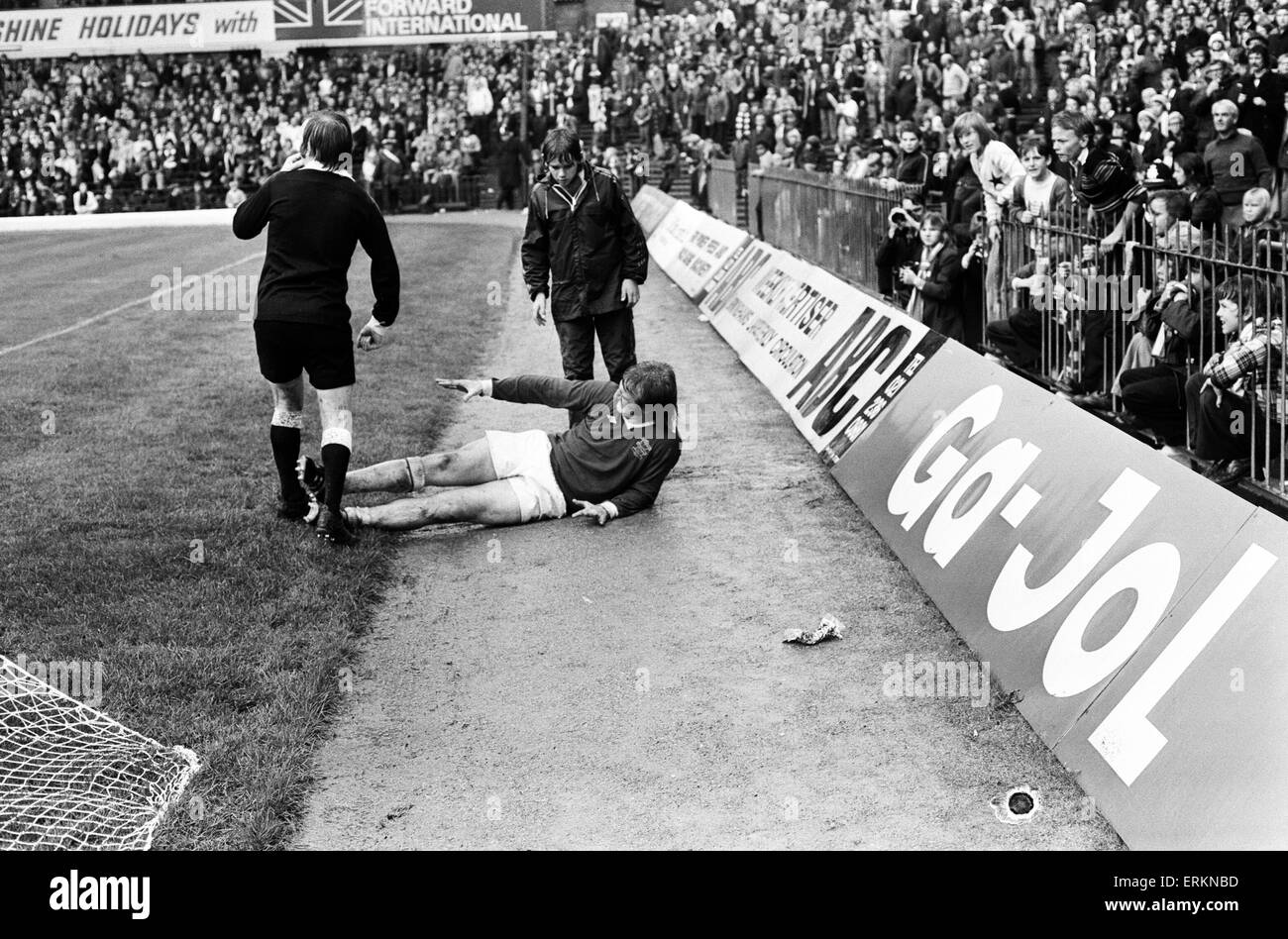 División de la Liga inglesa una coincidencia en St Andrews. Birmingham City 5 v Derby County 1. Kenny Burns de Birmingham heridos. El 2 de octubre de 1976. Foto de stock