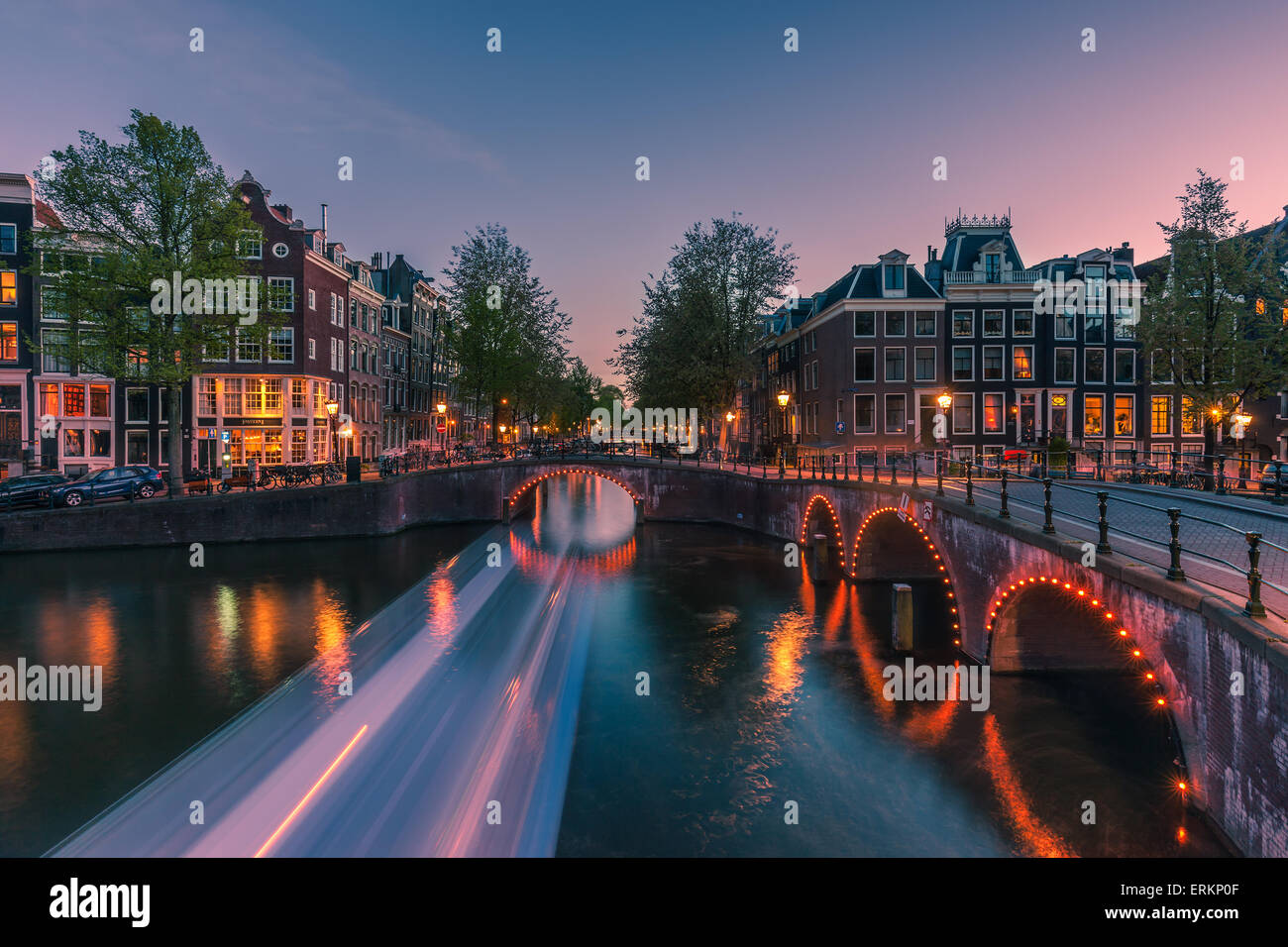 Una noche en el canal Keizersgracht, cerca de Amsterdam, Holanda. Foto de stock