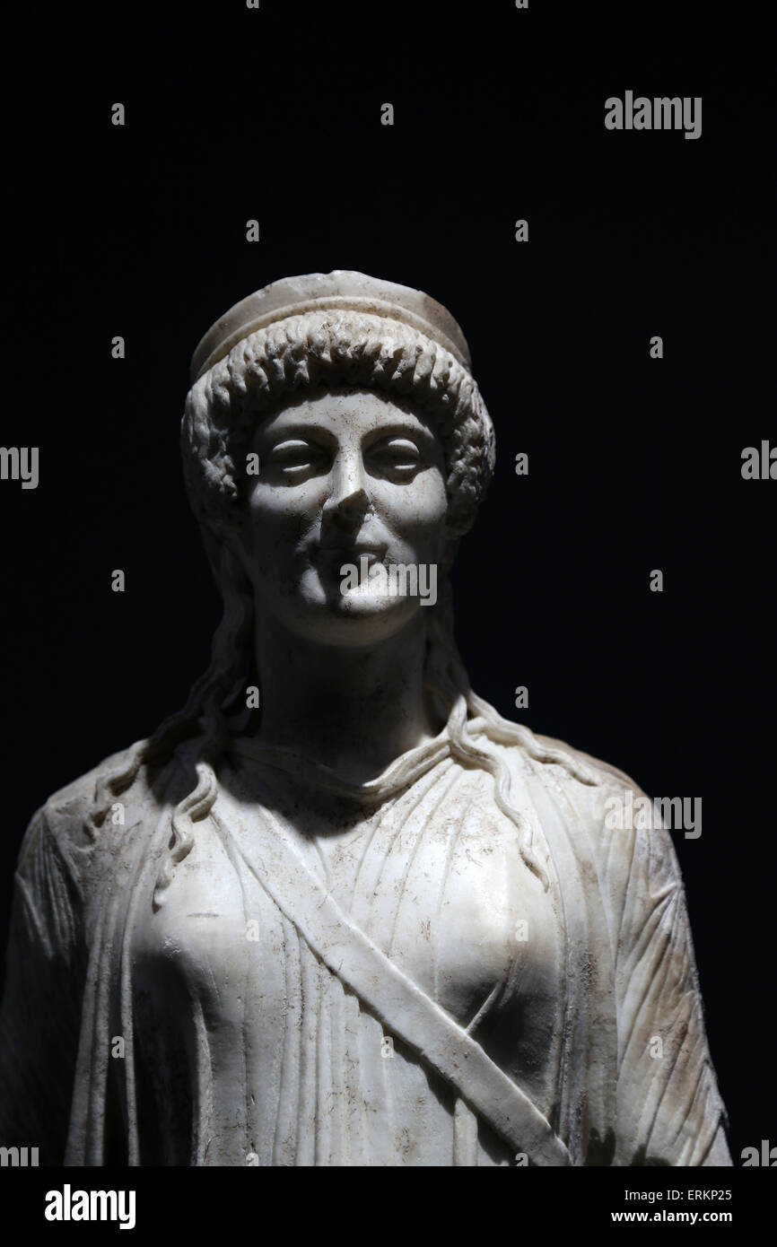 Tipo de Artemis en Nápoles. Estatua en el estilo archaizing. Primera edad imperial. Edad augustea (Principios de 1c. AD). Roma. Foto de stock
