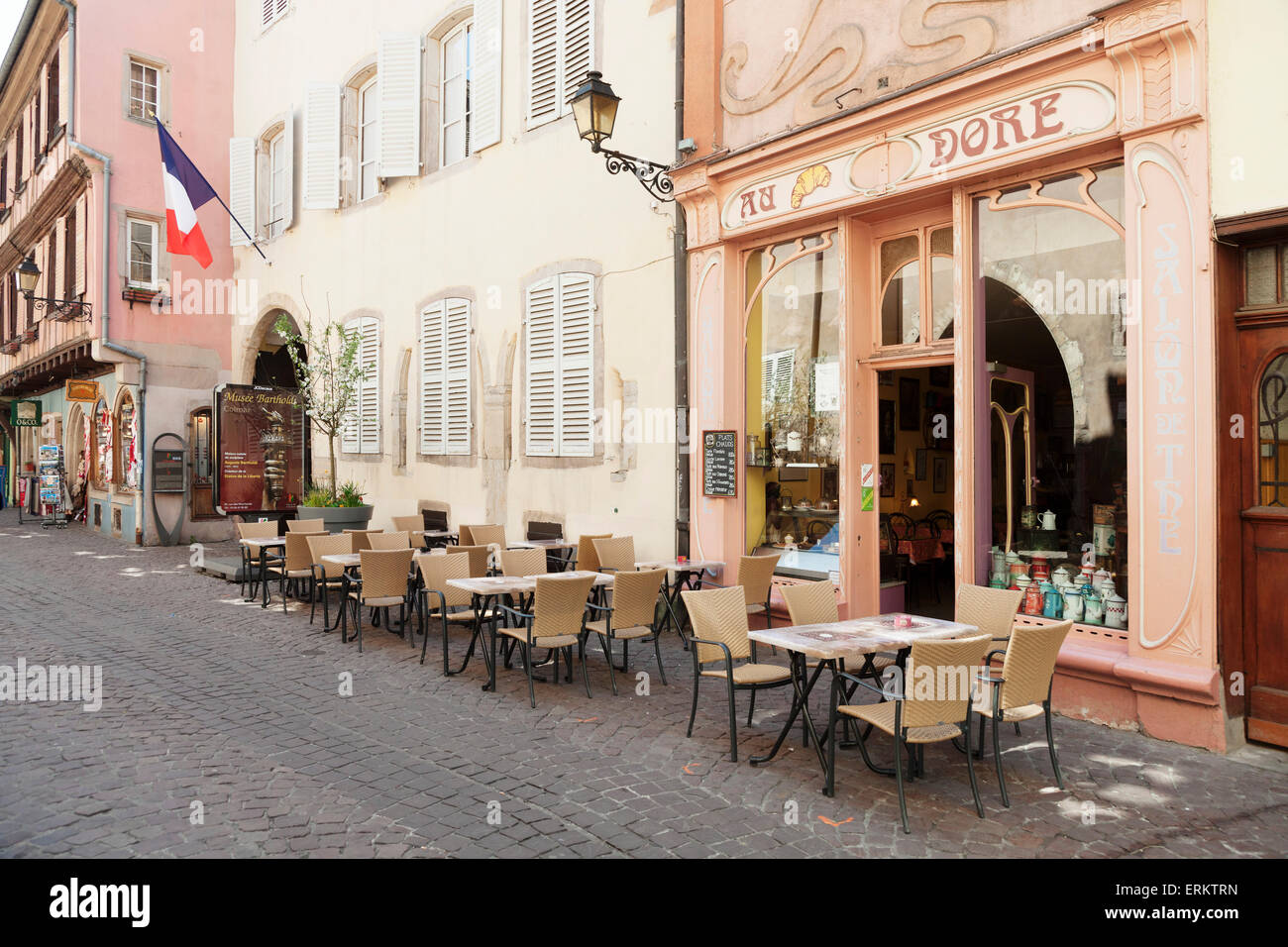 Cafe Au Croissant Dore, Rue Marchands, Colmar, Alsacia, Francia, Europa Foto de stock