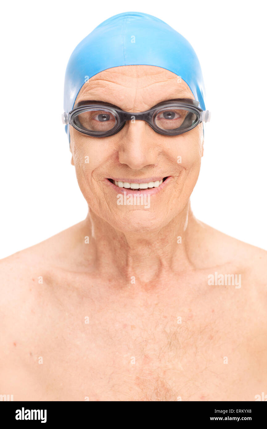 Primer plano de un hombre senior con un gorro de piscina azul y negro gafas  de natación aislado sobre fondo blanco Fotografía de stock - Alamy