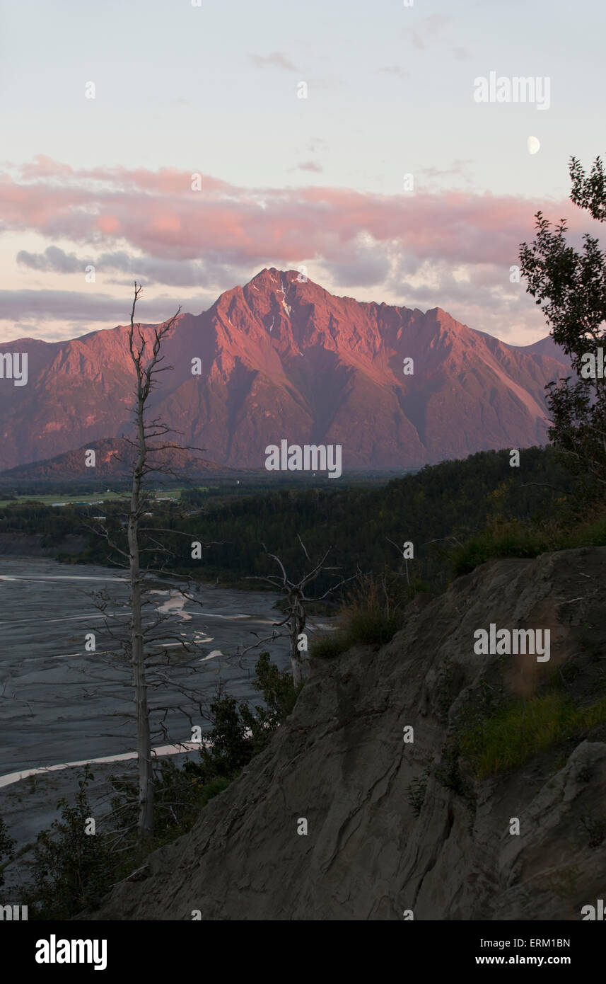 Vista panorámica del pico de Pioneer y el Río Matanuska al atardecer, el Valle Mat-Su, Southcentral Alaska, Otoño Foto de stock