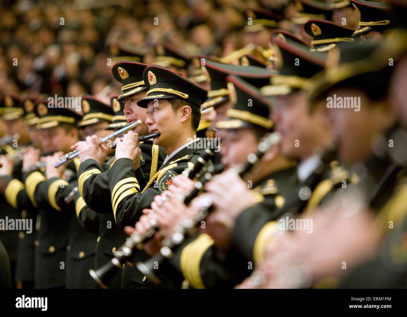 Banda militar chino desempeña el himno nacional en el Gran Salón del Pueblo en Beijing, China. Foto de stock