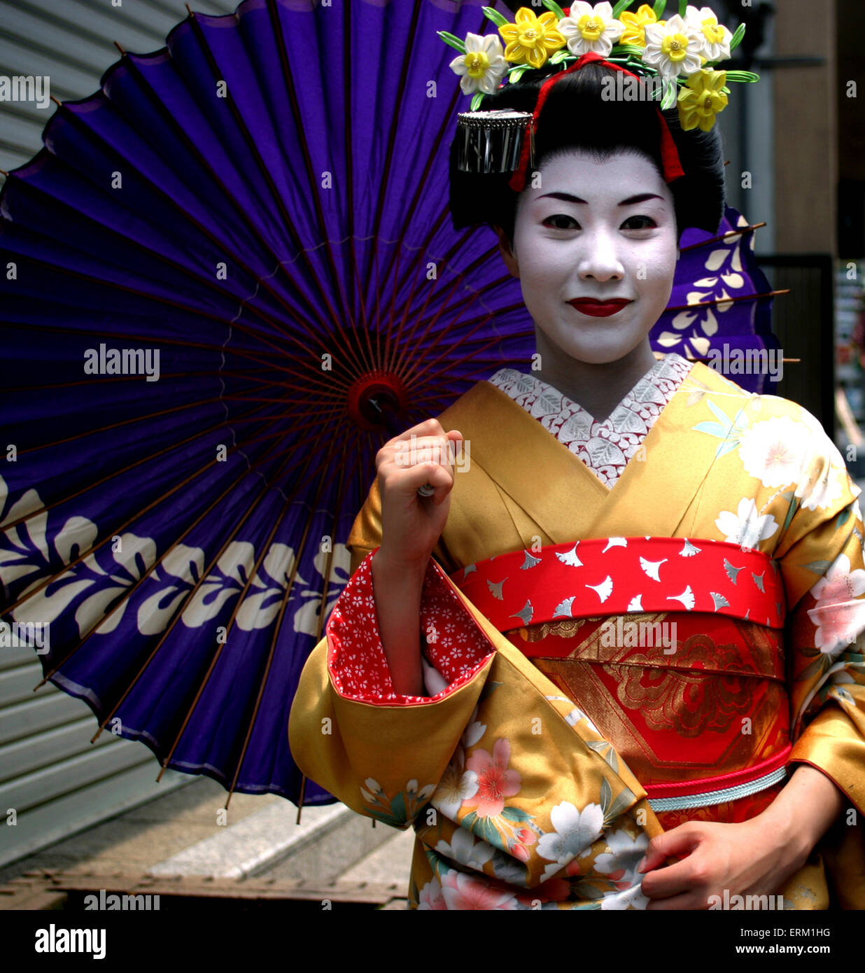 Una Geiko (geisha) plantea en una calle en Kyoto, Japón. Foto de stock