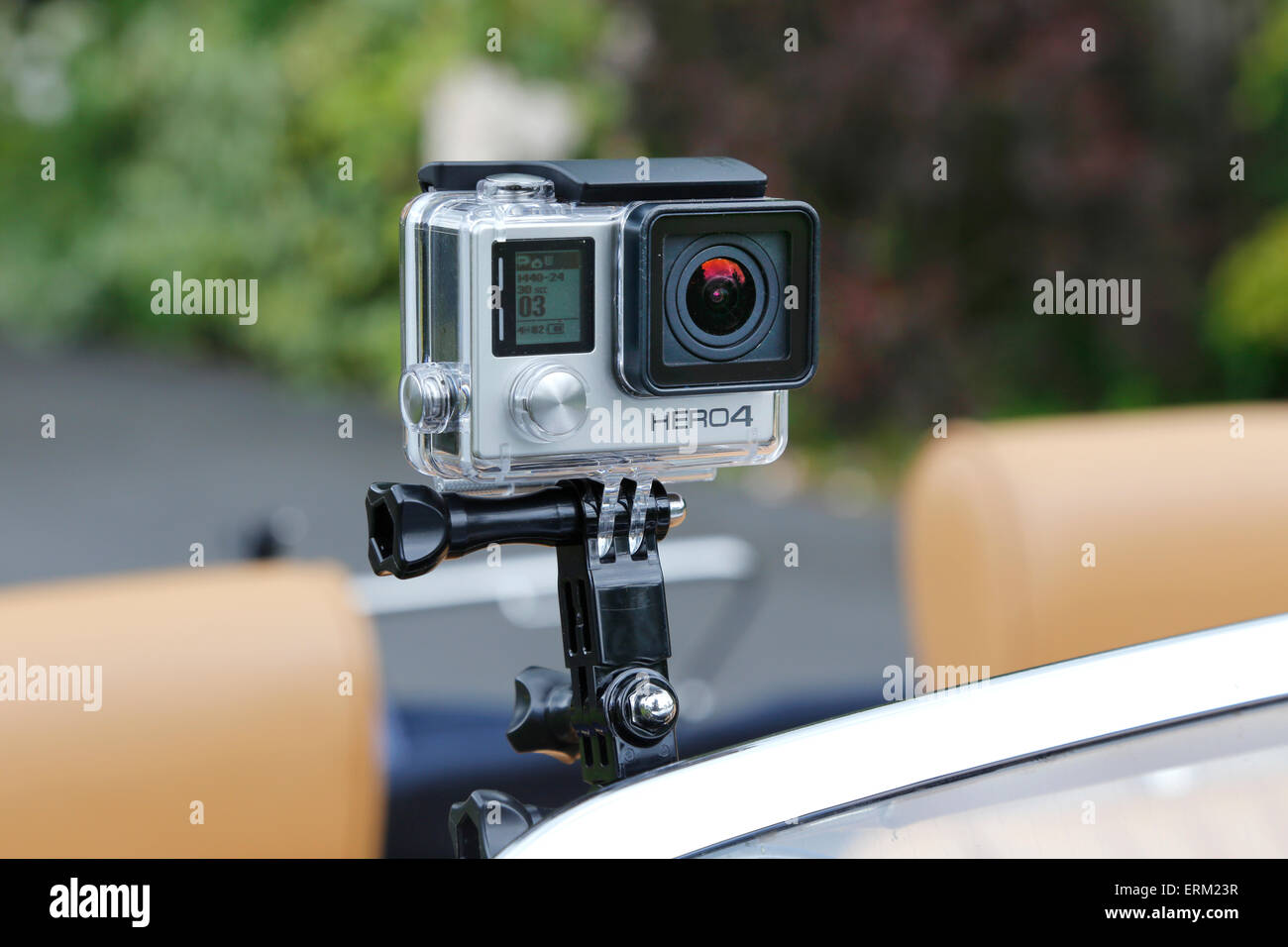 Go Pro Hero 4 cámara montada en el parabrisas de un auto deportivo Morgan  Fotografía de stock - Alamy