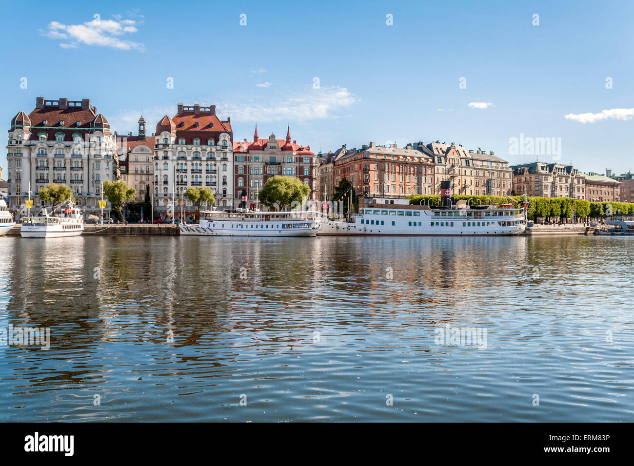 Vista del centro de Estocolmo, Strandvägen street, diplomático y Esplanade hoteles en el verano Foto de stock