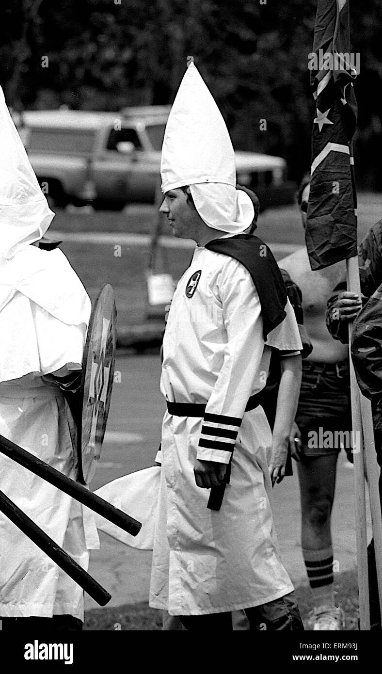 Chicago, Illinois, EE.UU., 28 de junio de 1986 miembros del KKK y un grupo de supremacía blanca el Comité América primero, celebrar una concentración en Marquette Park. Crédito: Mark Reinstein Foto de stock