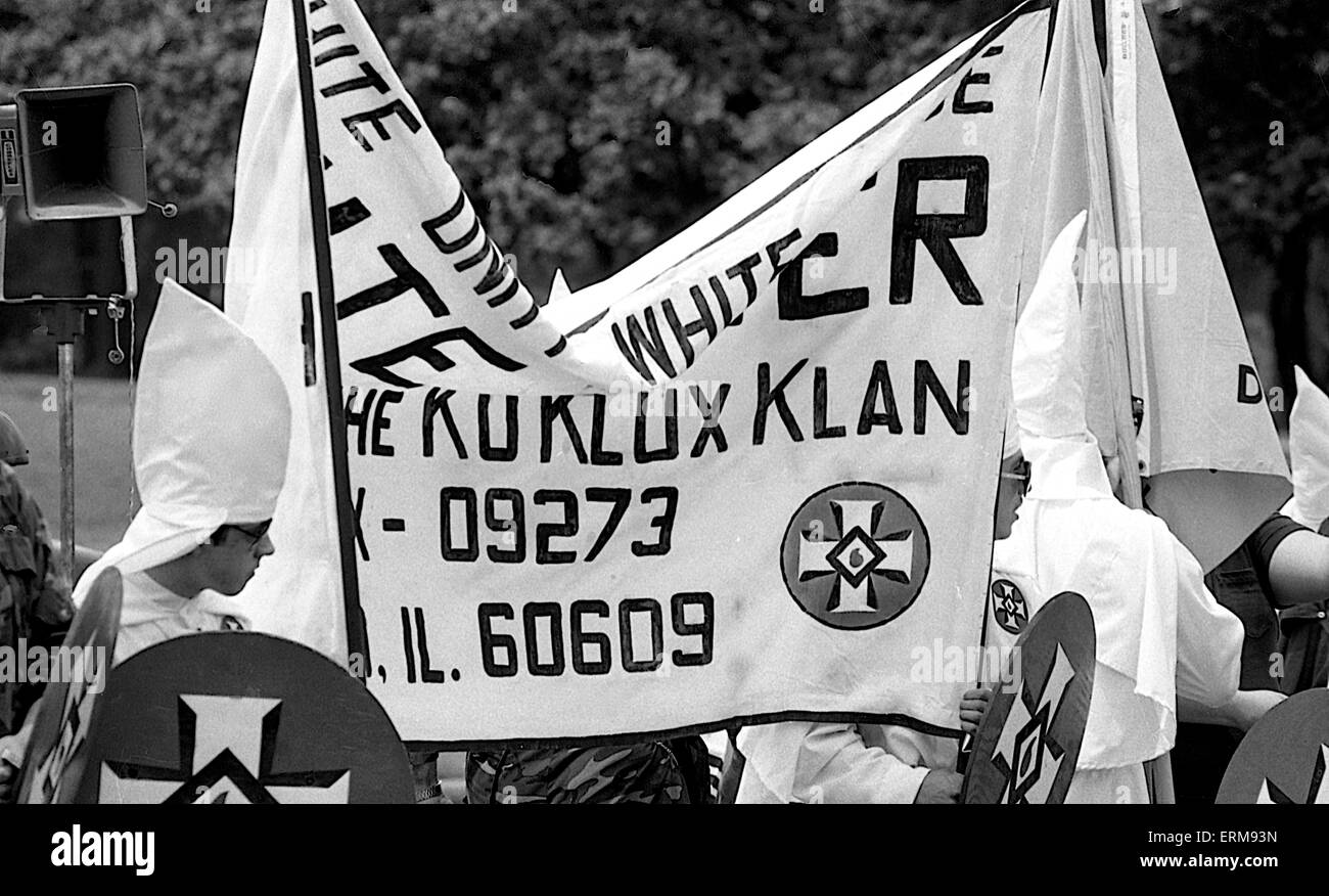 Chicago, Illinois, EE.UU. el 28 de junio de 1986 miembros del KKK y un grupo de supremacía blanca el Comité América primero, celebrar una concentración en Marquette Park. Crédito: Mark Reinstein Foto de stock