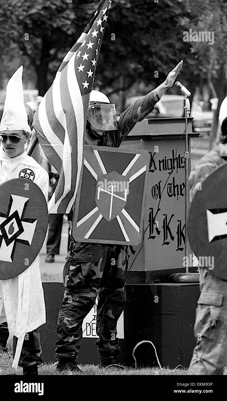 Chicago, Illinois, el 28 de junio de 1986 miembros del KKK y un grupo de supremacía blanca el Comité América primero, celebrar una concentración en Marquette Park. Crédito: Mark Reinstein Foto de stock