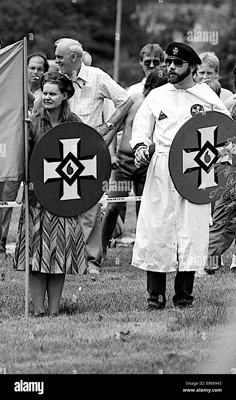 Chicago, Illinois, EE.UU. el 28 de junio de 1986 miembros del KKK y un grupo de supremacía blanca el Comité América primero, celebrar una concentración en Marquette Park. Crédito: Mark Reinstein Foto de stock