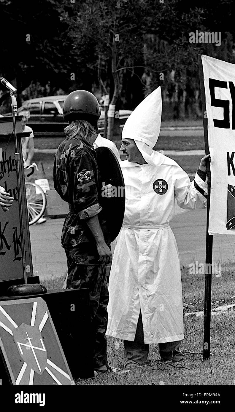 Chicago, Illinois, EE.UU. el 28 de junio de 1986 miembros del KKK y un grupo de supremacía blanca el Comité América primero, celebrar una concentración en Marquette Park. Crédito: MArk Reinstein Foto de stock