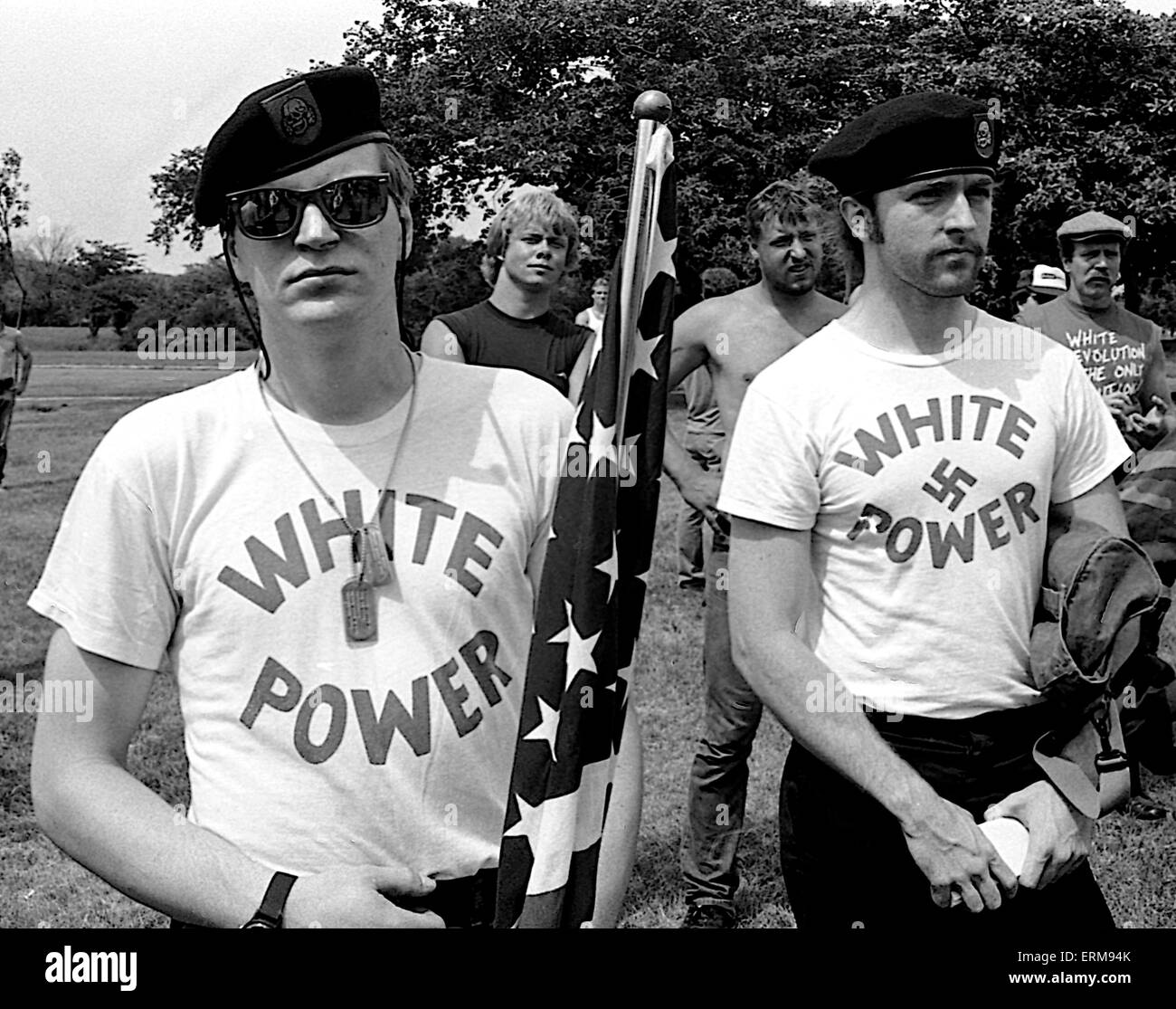 Chicago, Illinois 6-28-1986 KKK miembros y un grupo de supremacía blanca el Comité América primero, celebrar una concentración en Marquette Park. Foto de stock