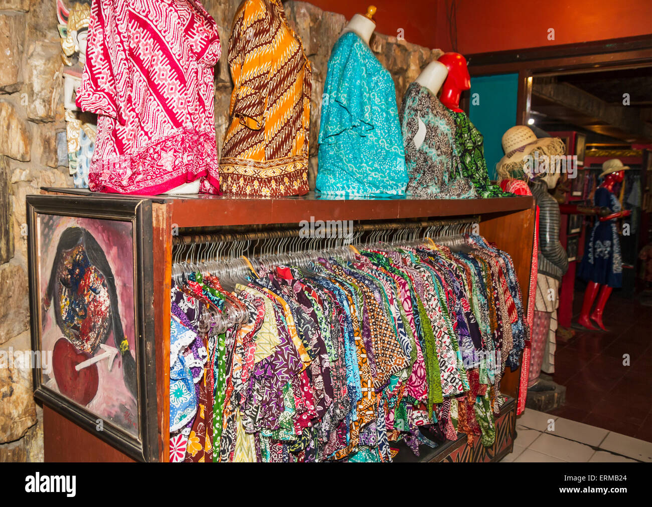Camisas Batik en exhibición en la galería de arte Saptohoedojo, Yogyakarta, Isla de Java, Indonesia Foto de stock