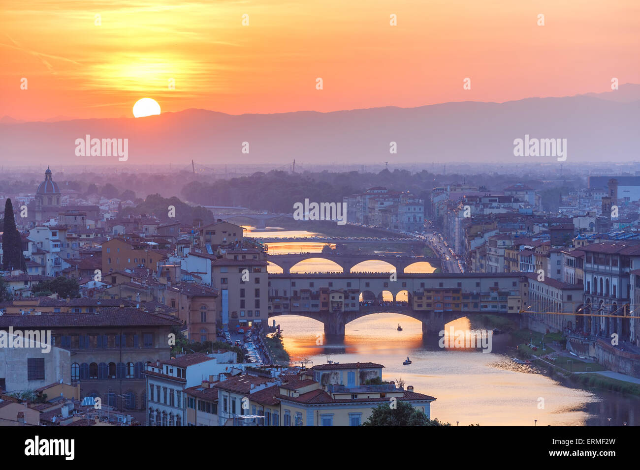 El Arno y el Ponte Vecchio al atardecer, Florencia, Italia. Foto de stock