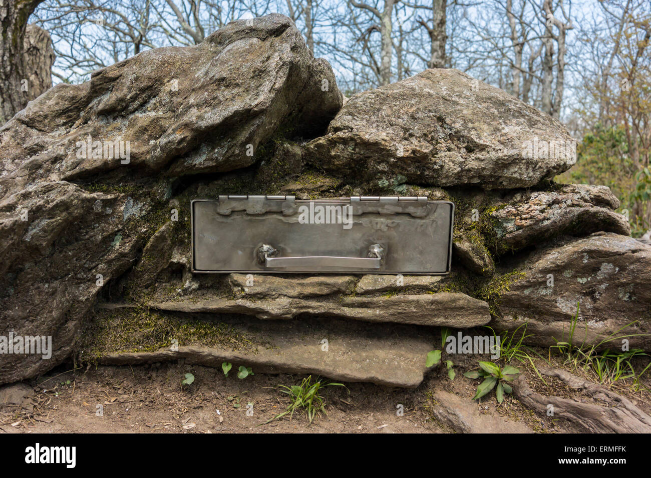 Una caja de metal incrustados en roca sostiene el sendero registrarse en la parte superior de la montaña Springer en Georgia Foto de stock