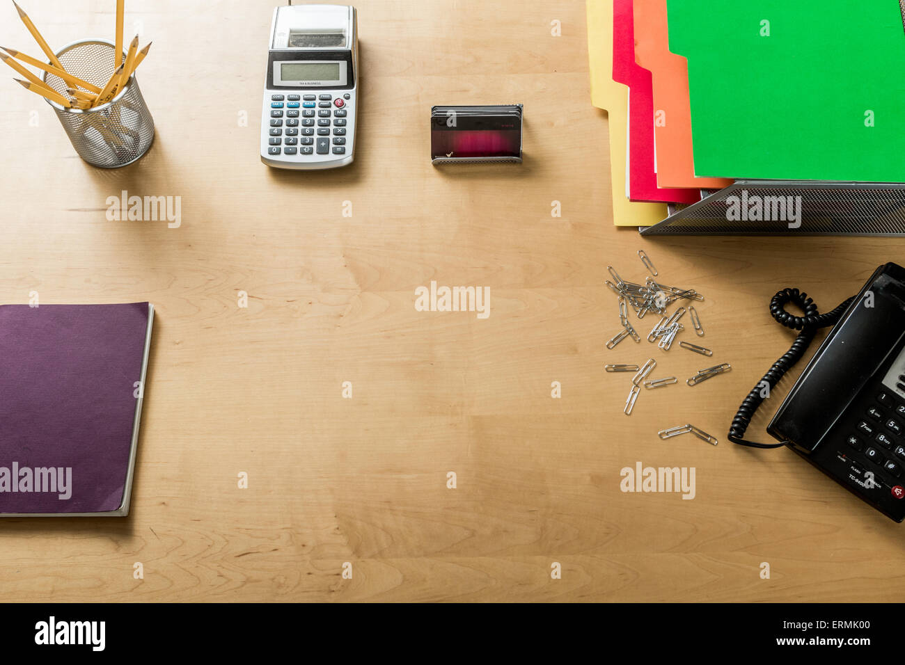 Un moderno espacio de trabajo de la oficina en casa con una calculadora, teléfono, lápices y otros objetos desde arriba Foto de stock