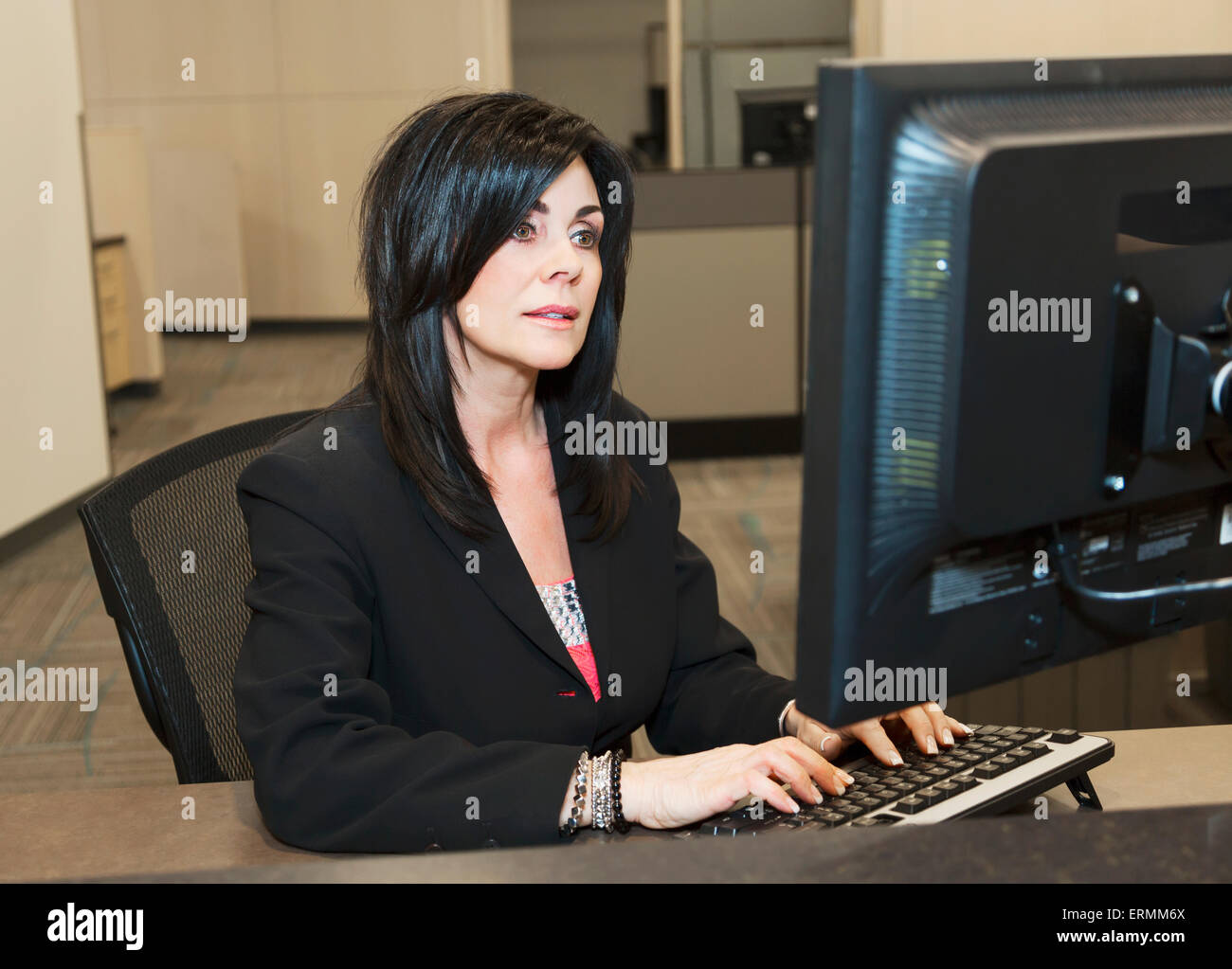 La empresaria profesional trabajando en equipo en un entorno de oficina abierto; en Edmonton, Alberta, Canadá Foto de stock