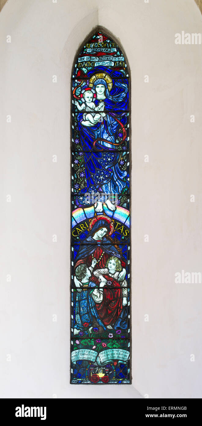 Karl Parsons vidriera en la iglesia de Santa María, Bibury, Cotswolds, Gloucestershire, Inglaterra. Panorámicas Foto de stock