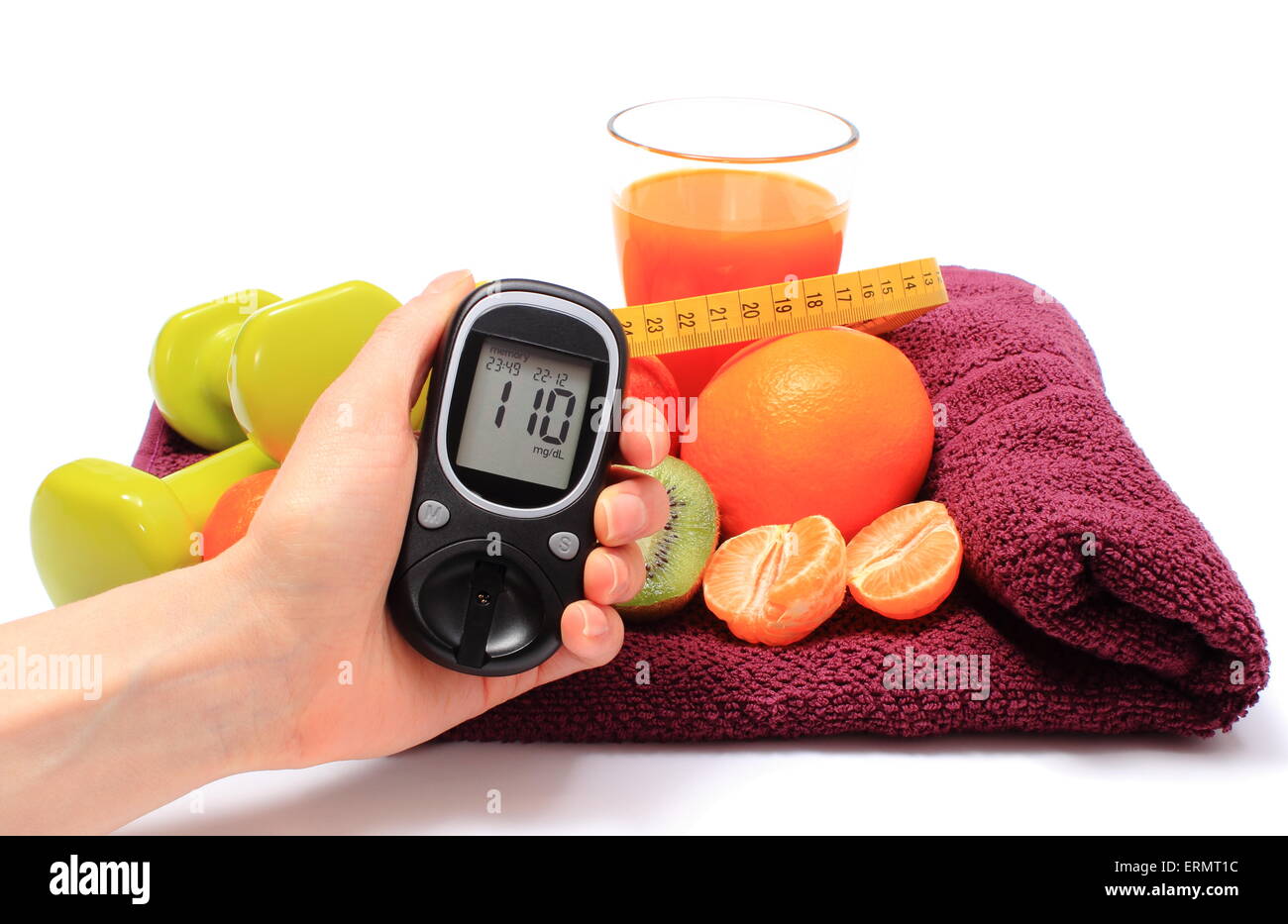 Mano con medidor de glucosa, frutas frescas con cinta métrica, vaso de jugo  verde y pesas para gimnasio, un concepto para la diabetes Fotografía de  stock - Alamy