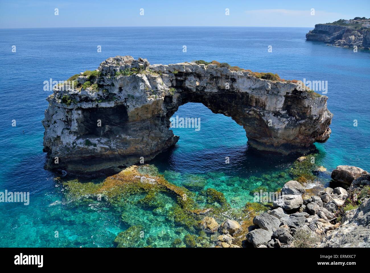 Arco Natural Es Pontas, cerca de Cala Llombards, Mallorca, Islas Baleares, España Foto de stock