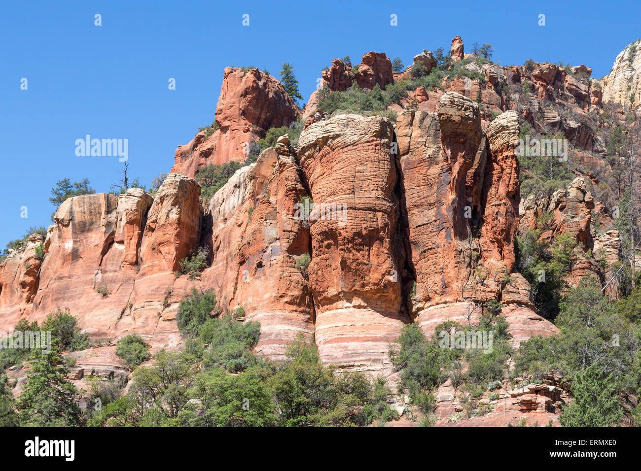 Formaciones de roca roja con un rostro, Sedona, Arizona, EE.UU. Foto de stock