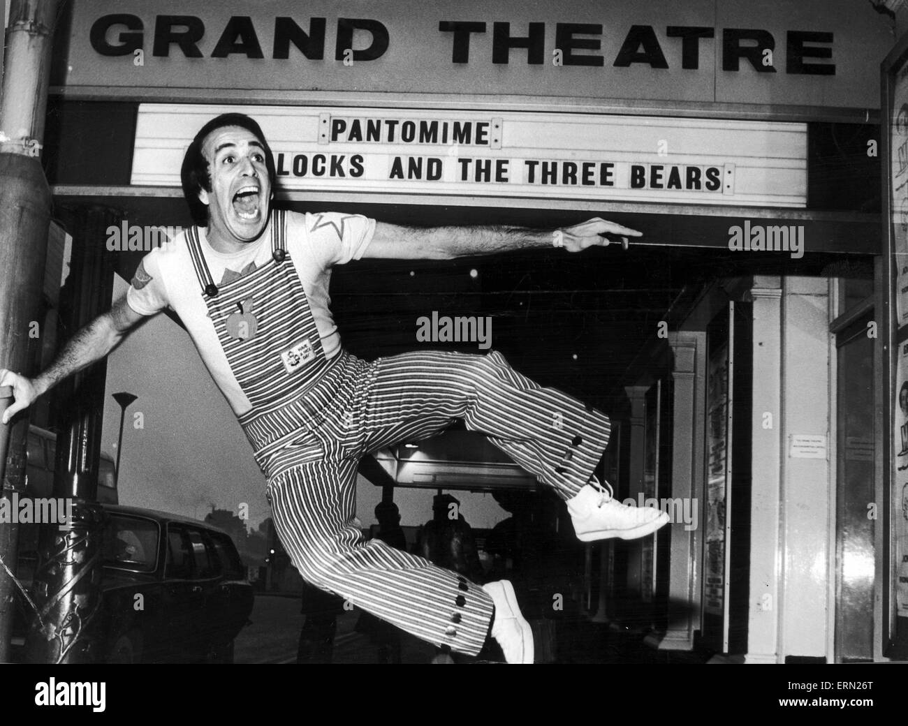Don Maclean, actor y comediante, salta de alegría fuera del Grand Theatre en Birmingham, él es el protagonista en la pantomima Goldie bloqueos y los Tres Osos, fotografiado el 11 de enero de 1977. Foto de stock