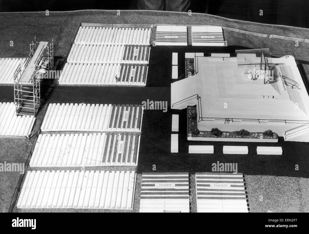 Photo-call para desvelar el modelo del podio & alojamiento para ser utilizado por el Papa Juan Pablo II durante la misa en Heaton Park, Manchester el lunes 31 de mayo de 1982, foto de 12 de febrero de 1982. Foto de stock
