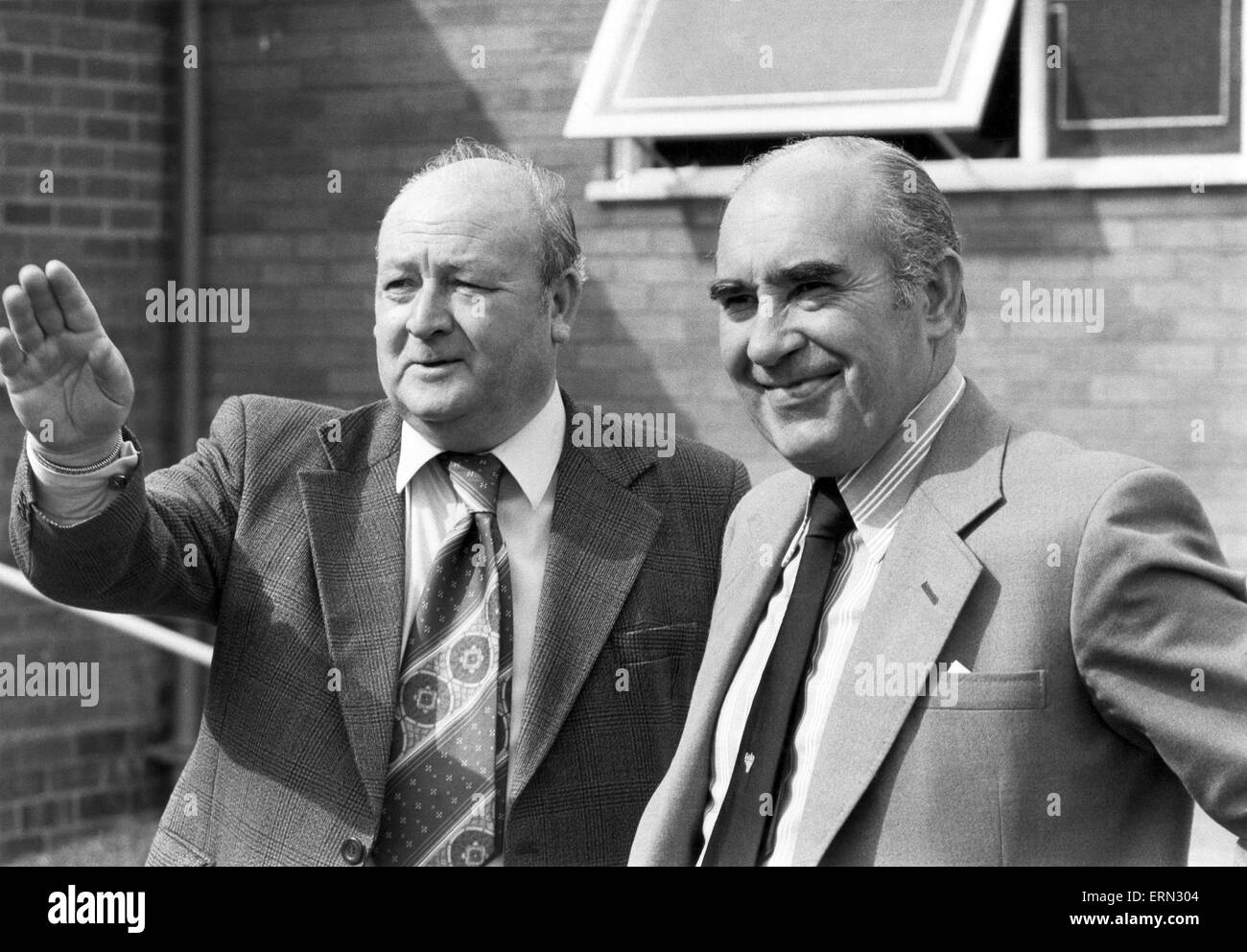 Birmingham City manager sir Alf Ramsey con el Secretario del Club Alan Instone, noviembre de 1977. Foto de stock